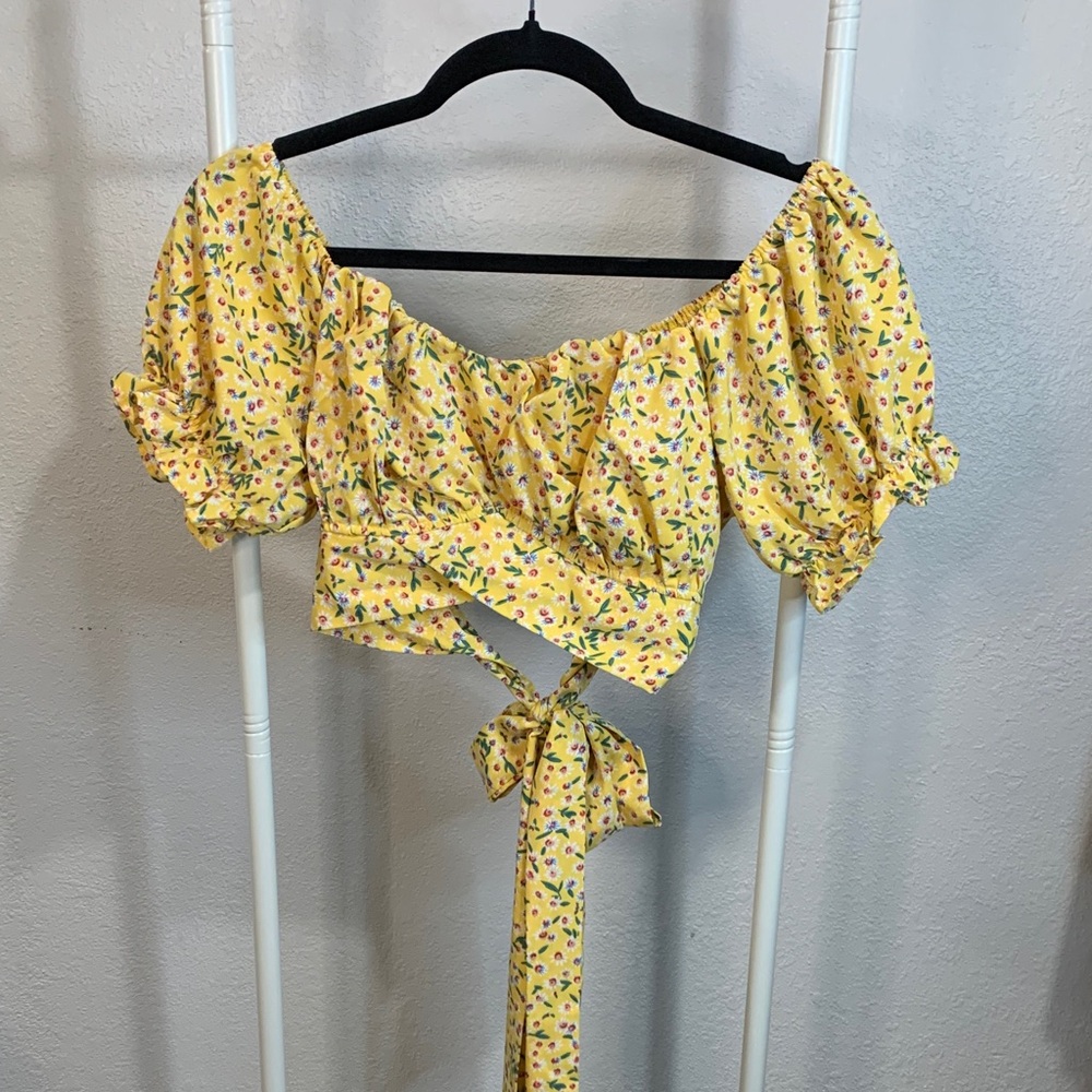 Sunny Floral Off-Shoulder Blouse‎